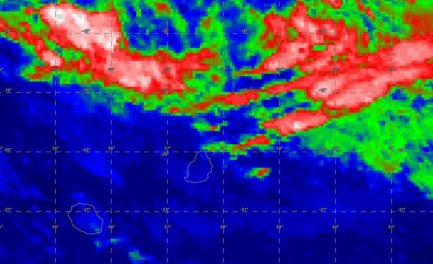 22heures: nuages plus actifs au nord de la REUNION et à l'est nord-est de MAURICE.
