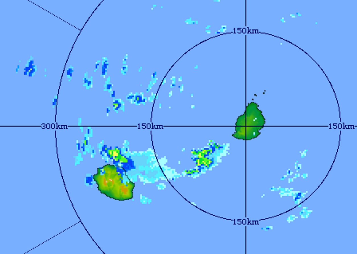 19h11. Image du radar de Trou Aux Cerfs montrant des bandes pluvio-orageuses actives à proximité immédiate des côtes nord-est de la Réunion et au large du sud-ouest de Maurice. Crédit image MMS