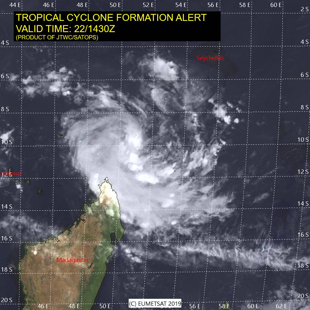 15UTC: INVEST 91S is likely to intensify next 24hours north of Madagascar