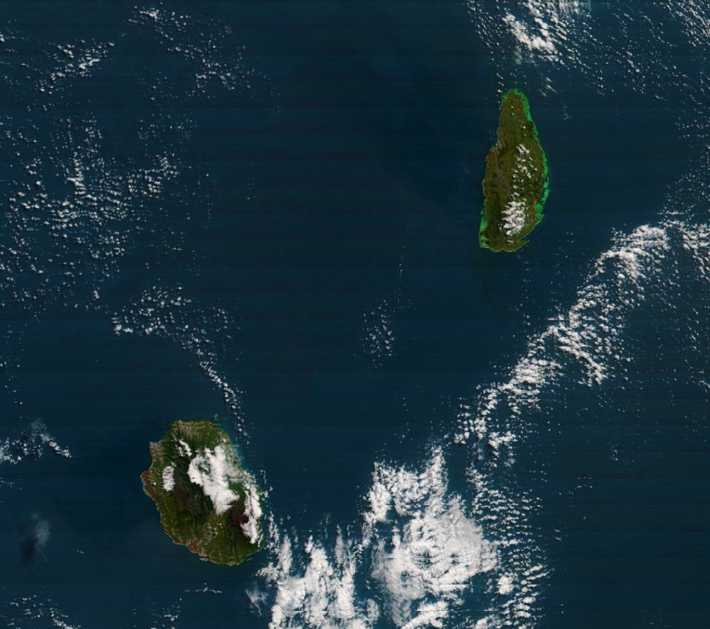La REUNION et MAURICE capturées par le satellite Terra à 10h50 ce matin.