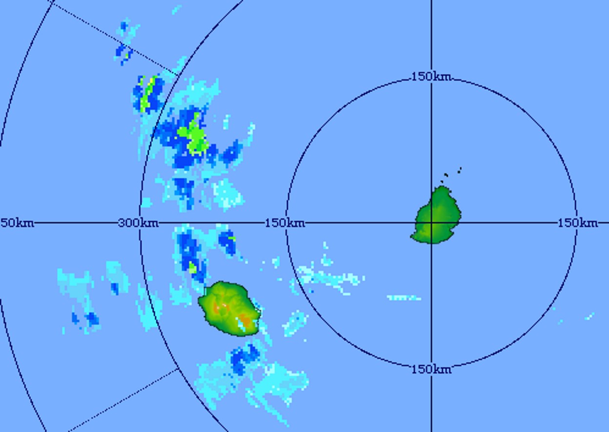 08h01: image radar(Trou Aux cerfs) qui montre les nuages pluvio-orageux au nord-ouest de la REUNION. Crédit image: MMS