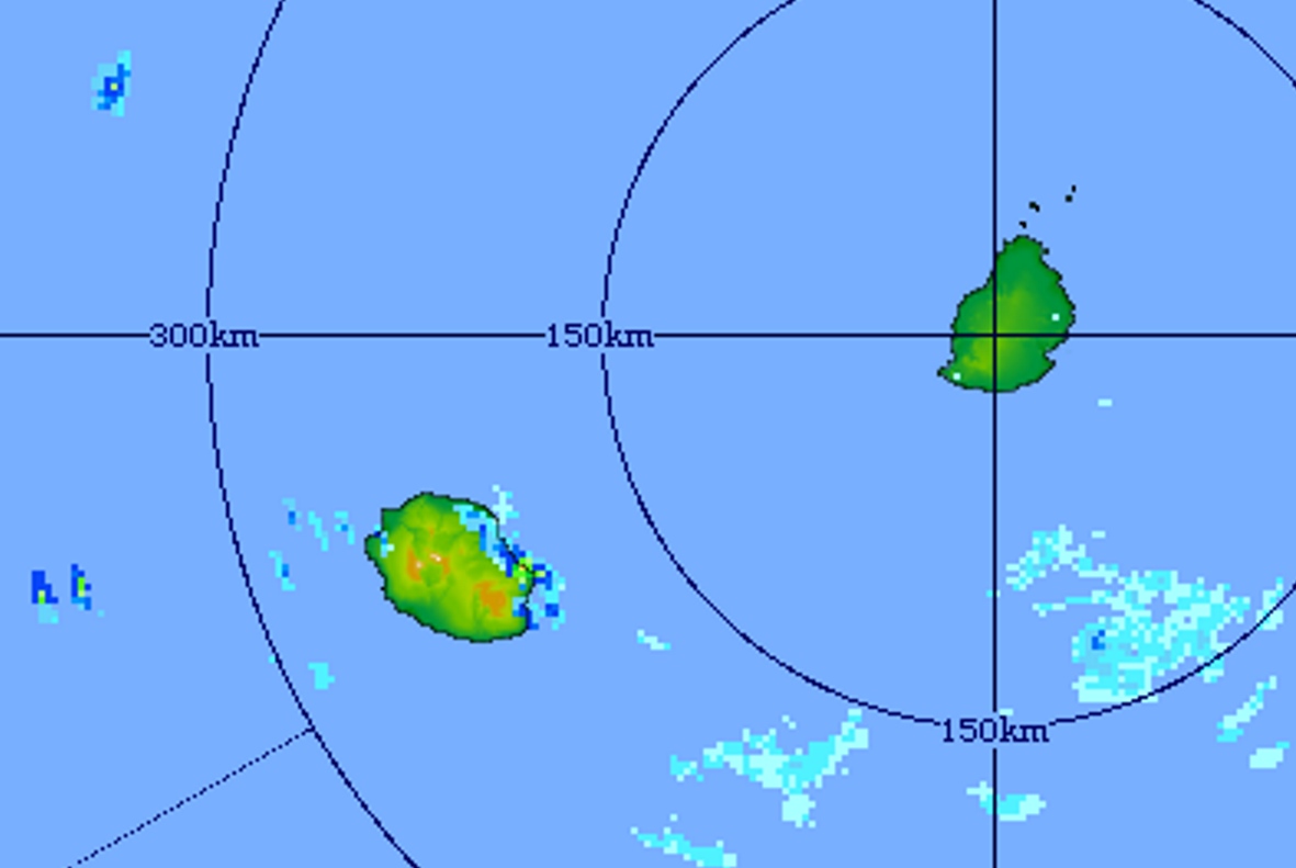 15h21: image radar(Trou Aux Cerfs) centrée sur les Iles Soeurs. Des averses soutenues touchent la région de Sainte Rose. Crédit image MMS. 15h21: image radar(Trou Aux Cerfs) centrée sur les Iles Soeurs. Des averses soutenues touchent la région de Sainte Rose. Crédit image MMS.