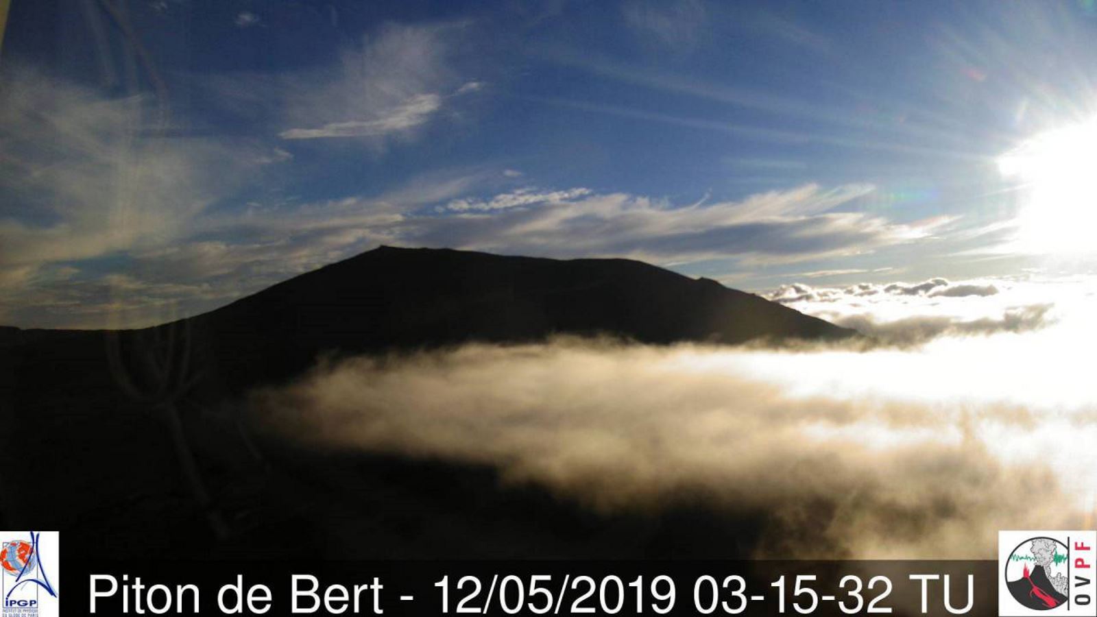 "Sa Majesté" le volcan de la REUNION: ce matin à 7h15: jeu de nuages et de lumières. Superbe. Crédit image: Meteo Réunion.