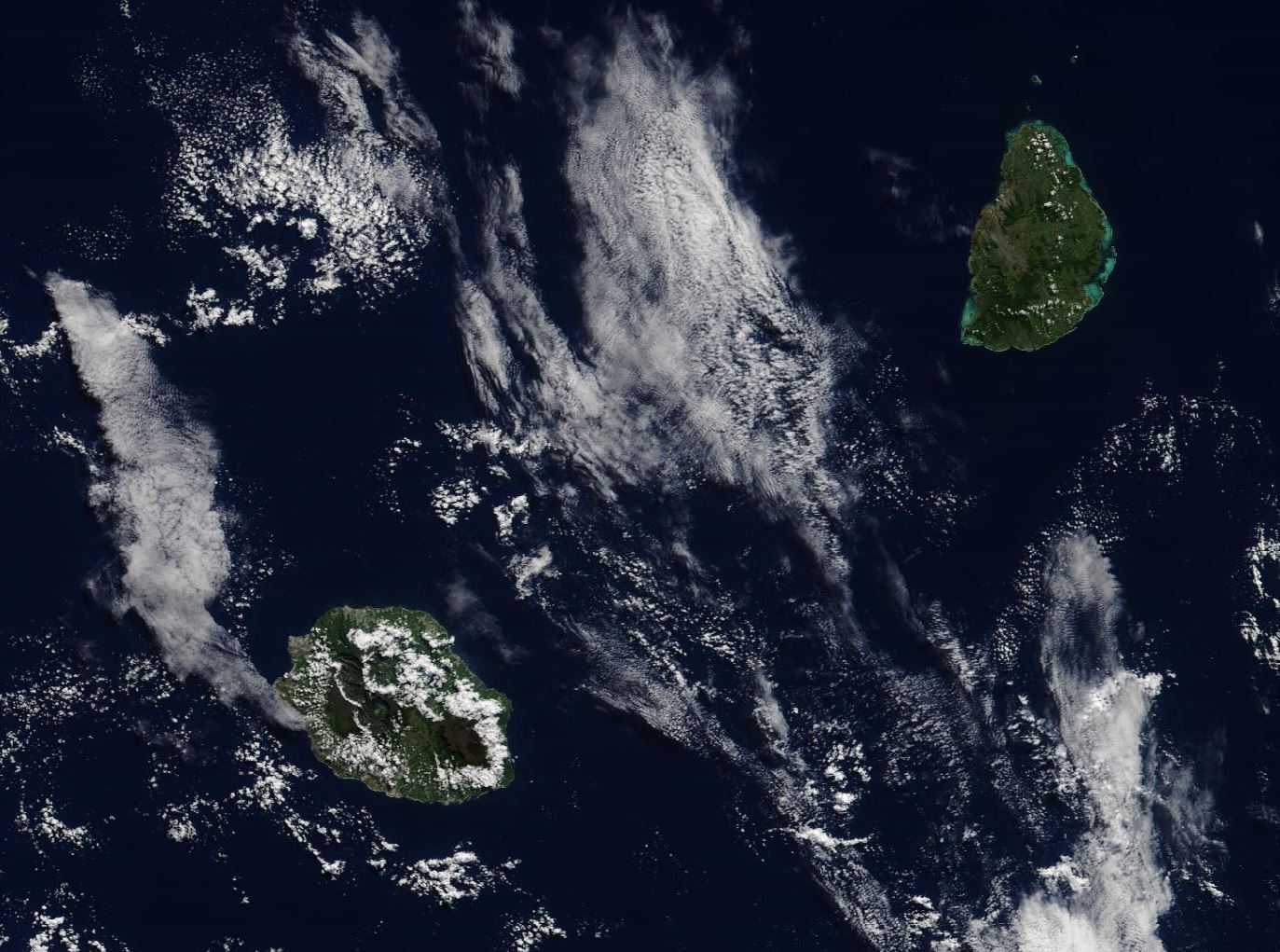 Les Iles Soeurs vues ce matin à 10h35 par le satellite Terra. 250m de résolution.