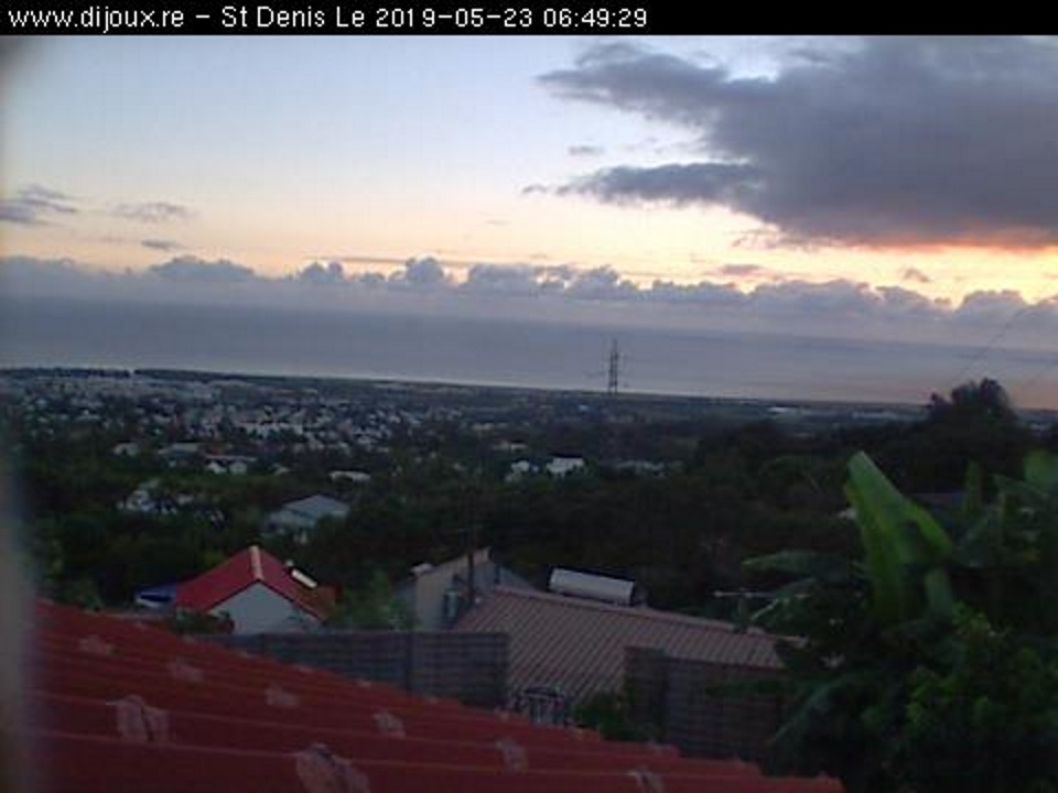 06h49: webcam sur la partie est de Saint Denis. Crédit image Dijoux.re: le Blog Réunionnais