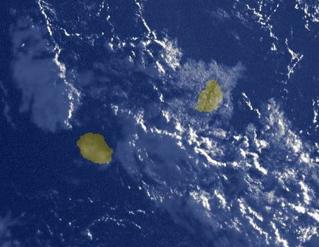 Photo satellite de 7heures ce matin. Des nuages restent accrochés aux régions sud-est de la REUNION mais le gros des averses s'est décalé vers le sud de MAURICE.