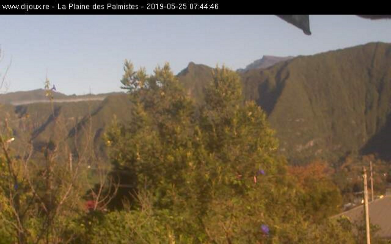 7h44: webcam située à la Plaine des Palmistes. Grand beau temps ce matin. On distingue bien le Piton des Neiges. http://www.dijoux.re/