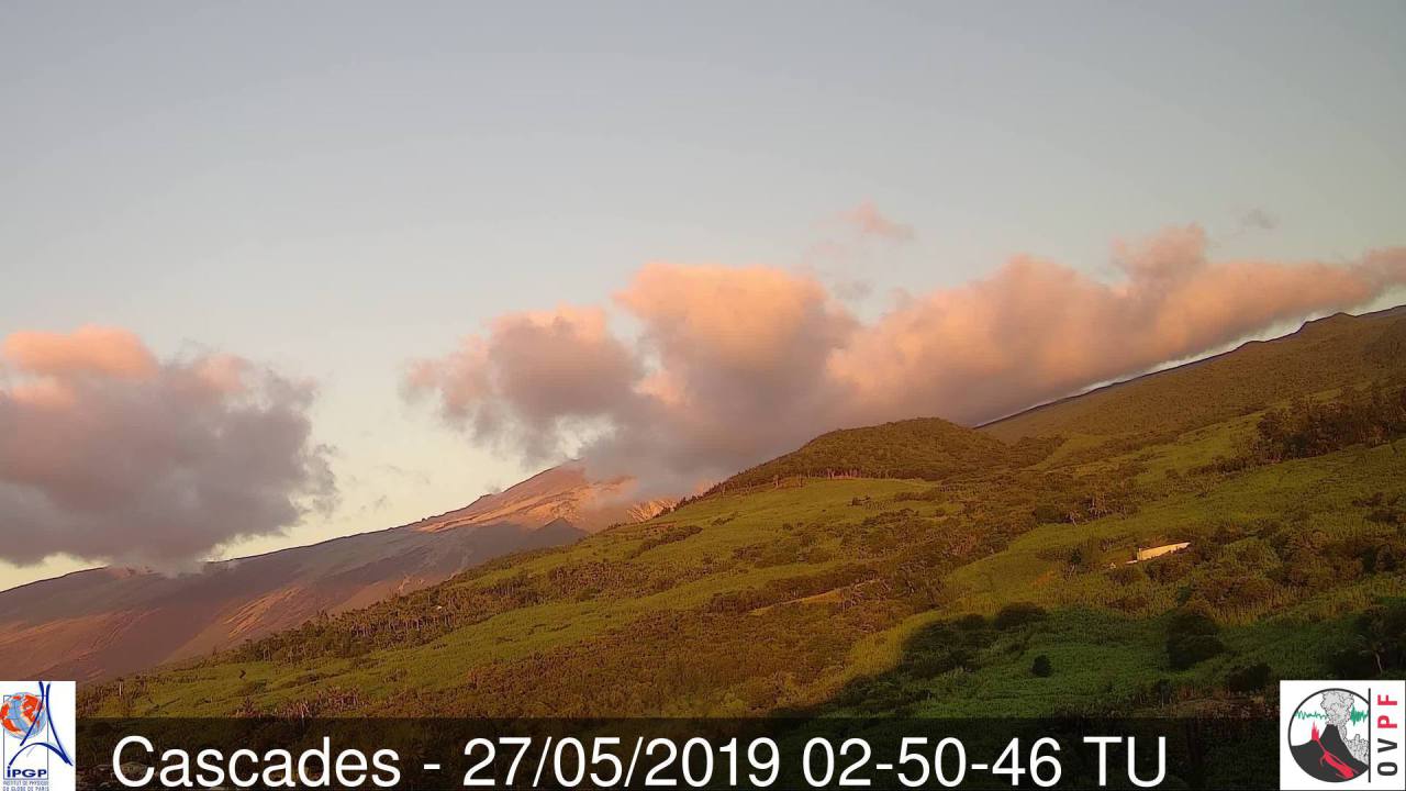 02h50: webcam sur les pentes est du volcan. Ciel peu nuageux ce matin comparé aux jours précédents. Météo Réunion.