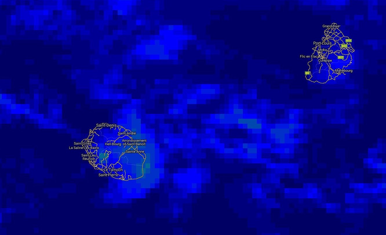 Photo satellite de 5heures. Les nuages porteurs d'averses poussés par les alizés sont situés sur les côtes est et sud-est de la REUNION et entre les Iles Soeurs.