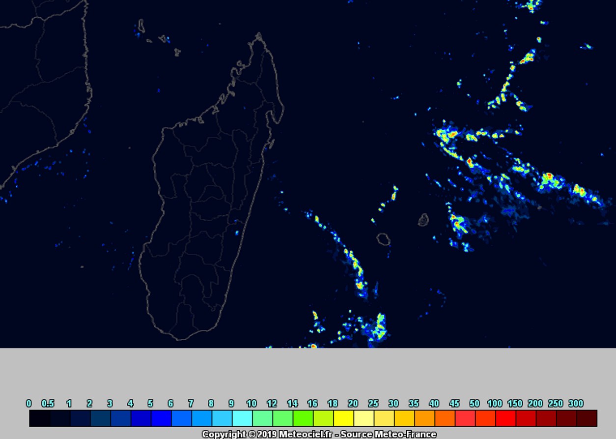 Simulation du modèle AROME de Météo France pour la fin de la journée de Vendredi: instabilité en hausse sur la zone avec une bande pluvieuse en approche de la REUNION par le sud-ouest. METEOCIEL