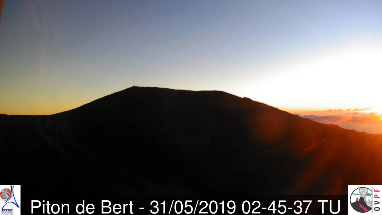 6h45: le soleil magnifie l'incomparable volcan réunionnais. Météo Réunion.
