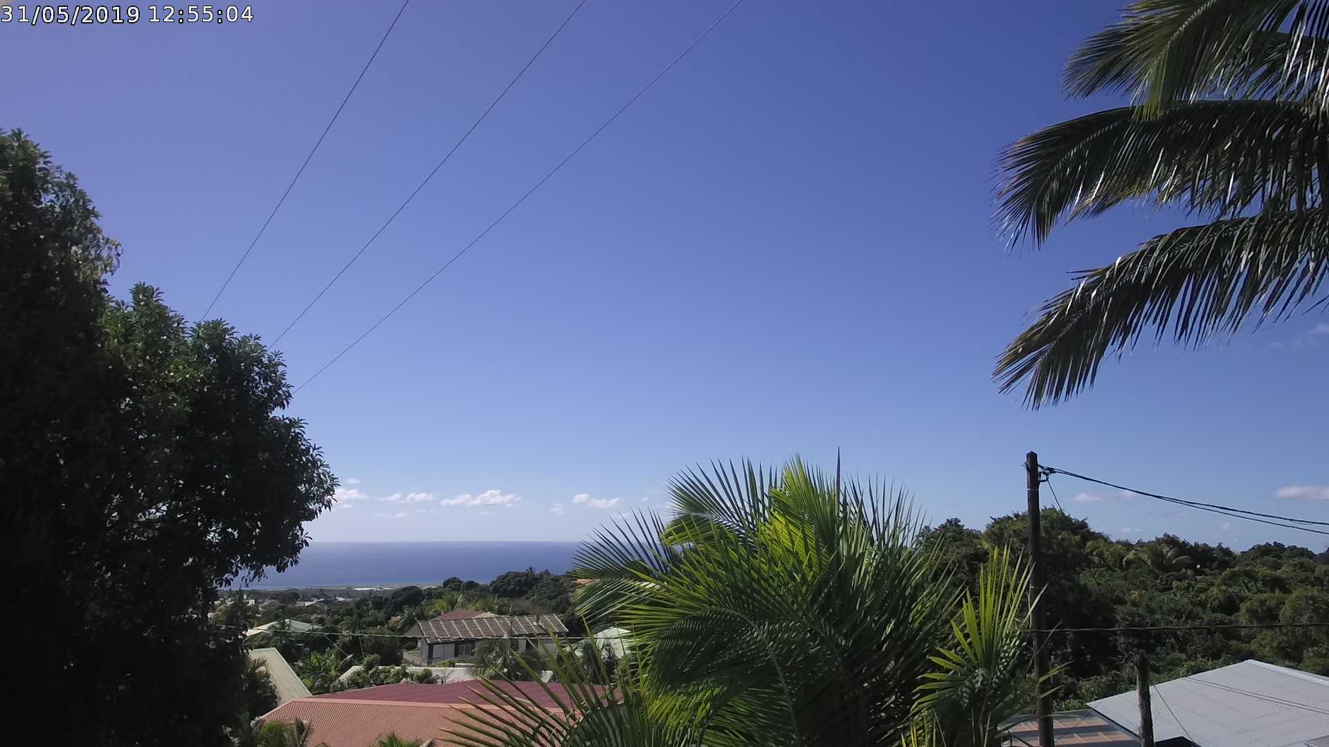 12h55: ciel lumineux sur le nord de la REUNION. CYCLOTROPIC