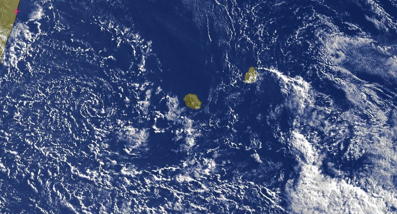 07h45: l'image satellite montre la petite circulation résiduelle à l'ouest de la REUNION avec des nuages peu actifs qui devraient rester en mer. Sur l'est l'instabilité s'éloigne de MAURICE et de RODRIGUES.