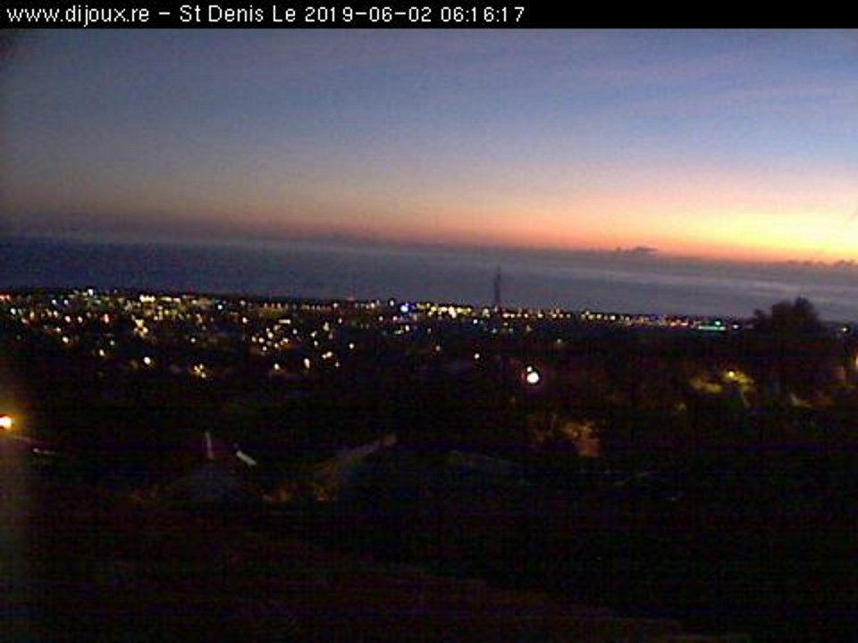 06h16: magnifique ciel du petit matin sur Saint Denis. http://www.dijoux.re/