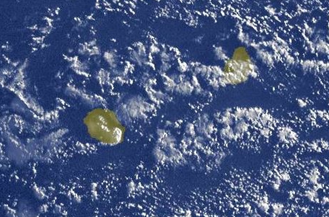 Photo satellite de 7h15. Des nuages poussés par les alizés circulent au large des côtes est réunionnaises. Des nuages sont accrochés aux pentes du volcan.
