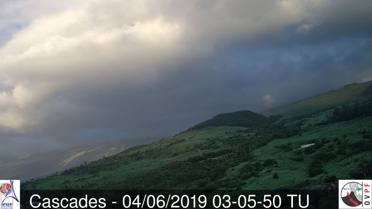 07h05: ciel nuageux sur les flancs est du volcan alors que de timides éclaircies tentent de percer. Météo Réunion.