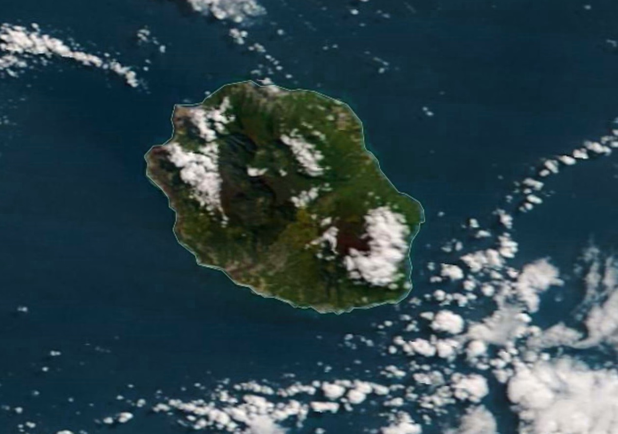 Le satellite Terra a capturé la REUNION à 11heures ce matin. Soleil majoritaire sauf sur les versants est du volcan et les hauts de l'ouest en particulier. L'alizé vigoureux maintient le littoral sous le soleil. NASA US.