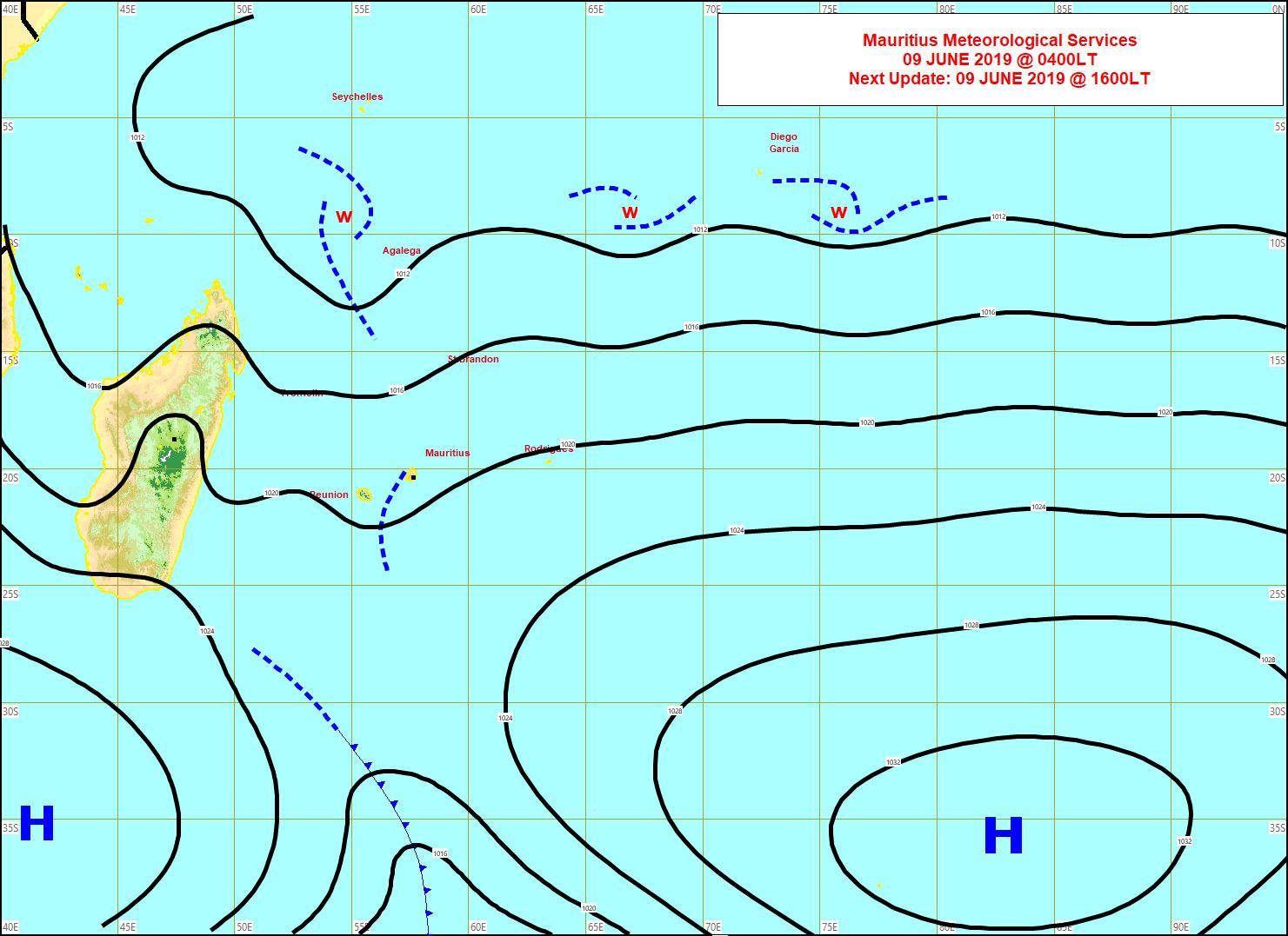 Analyse de surface ce matin. Répit dominical au niveau des vents pour les Iles Soeurs. Cependant un anticyclone s'approche par le sud-ouest. L'alizé va nettement se renforcer à partir de lundi sur la zone alors que la haute mer va grossir. MMS