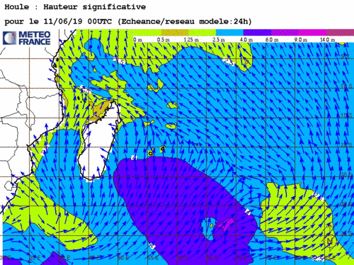 Vagues de 4 mètres prévues par le modèle au sud de la REUNION la nuit prochaine. METEO FRANCE