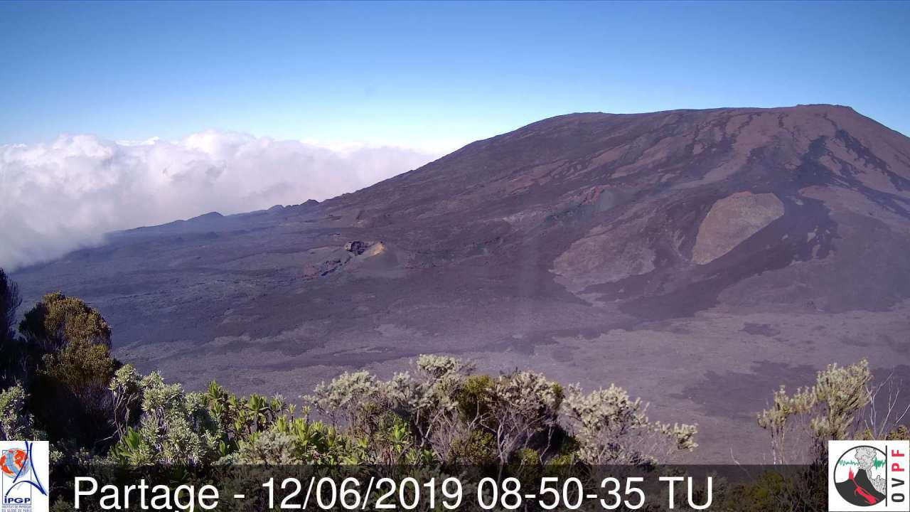 12h50: depuis Piton Partage sous le soleil on aperçoit les nuages accrochés aux pentes Est du volcan en descendant vers la mer. METEO REUNION(MR)
