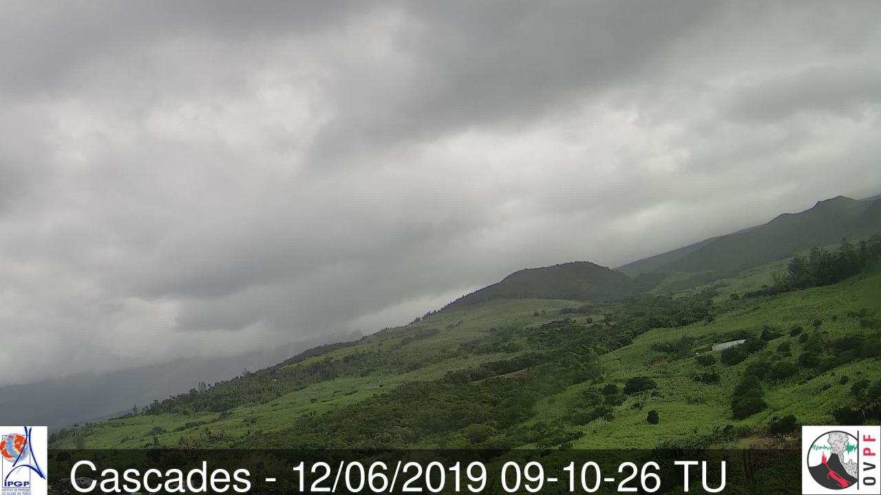 13h10: peu d'évolution en 24heures sur les flancs Est du volcan. MR