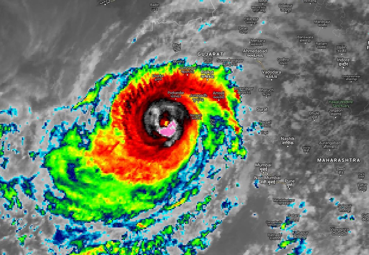 13heures: le cyclone "VAYU" actuellement estimé avec des rafales de 200km/h près de son oeil continue de montrer des signes d'intensification.