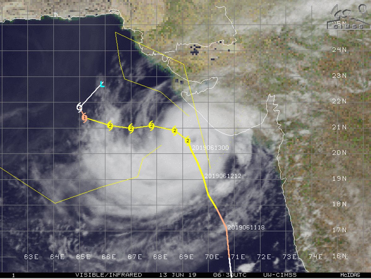 FORECAST TRACK REMAINING AT MORE THAN 100KM TO THE INDIAN COASTLINE