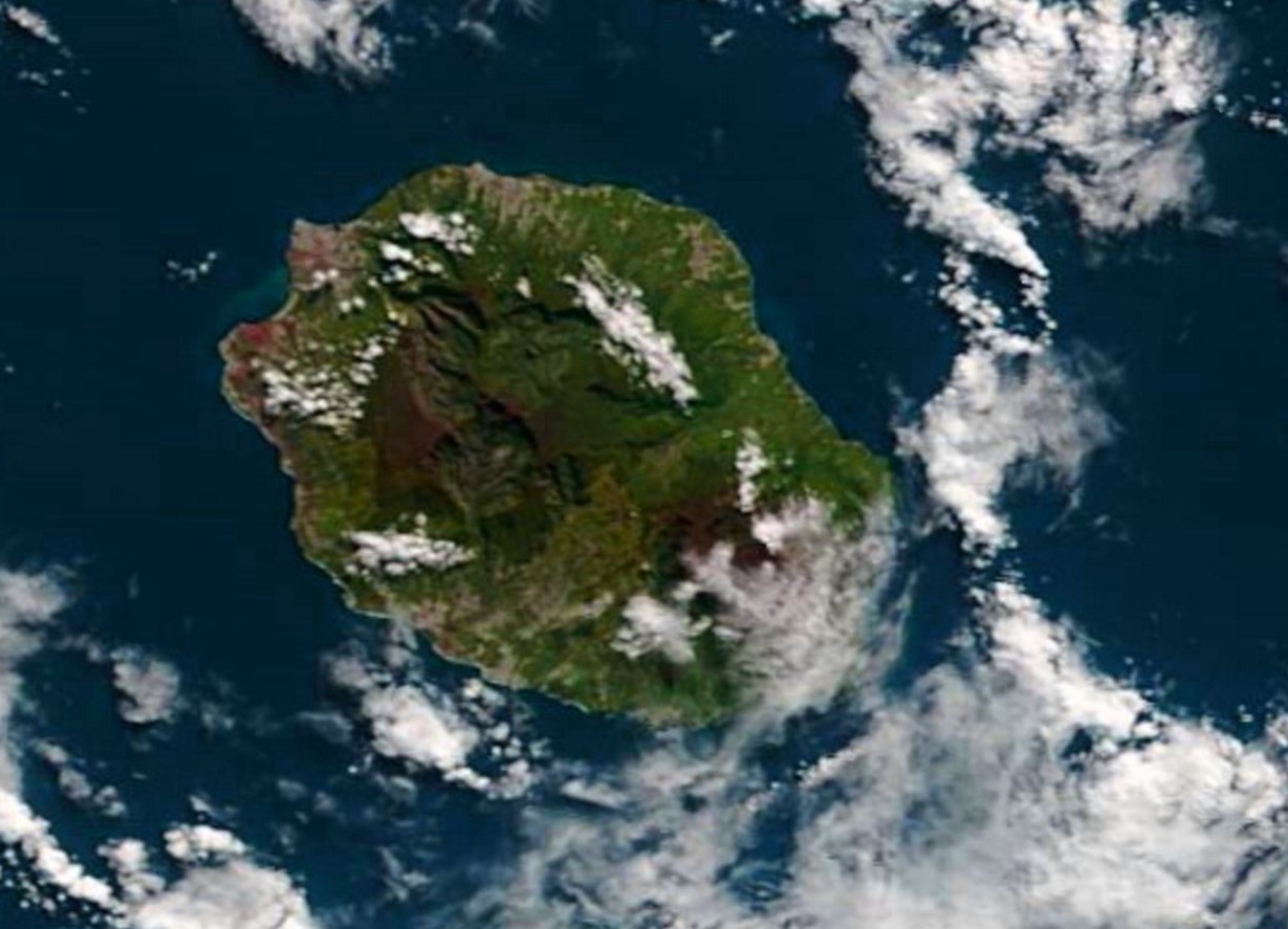 La REUNION capturée par le satellite Terra ce matin à 10h30. NASA/PH