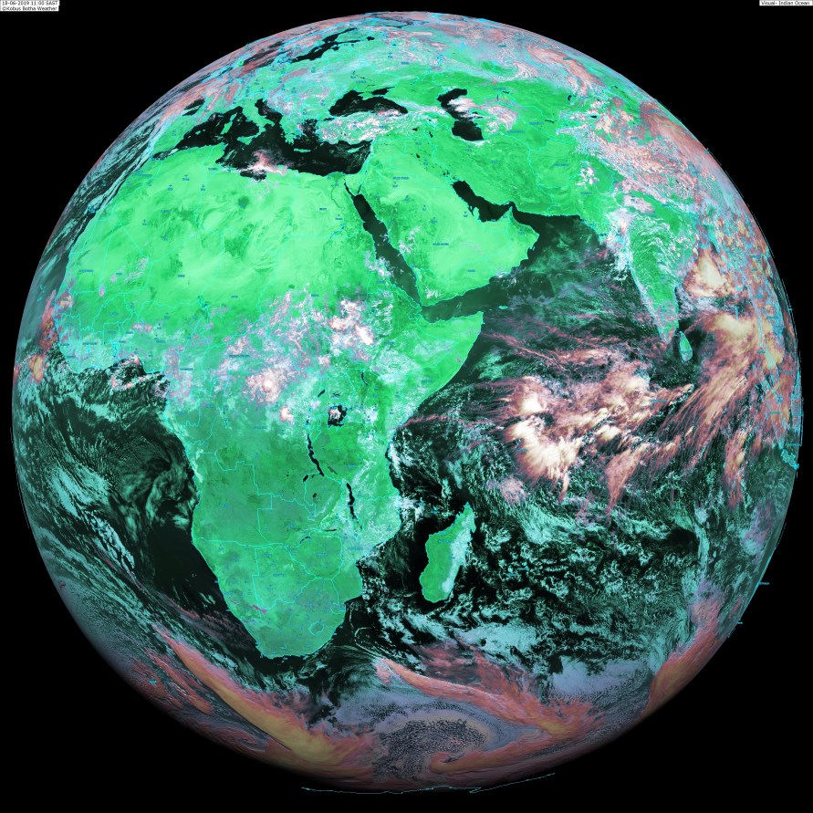 Globe Météosat 13heures: conformément à la climatologie les nuages actifs se trouvent proches de l'équateur et remontent vers le nord de l'Océan Indien où la mousson est en retard. Sur notre zone prévalence de nuages d'alizé. KOBUS/PH