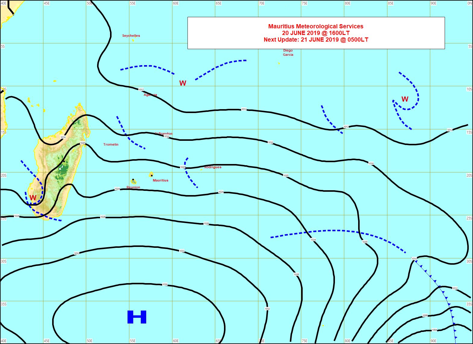 Analyse de la situation de surface cet après midi. L'anticyclone(H) est au sud des Mascareignes. L'alizé soutenu s'oriente davantage au secteur Est. MMS