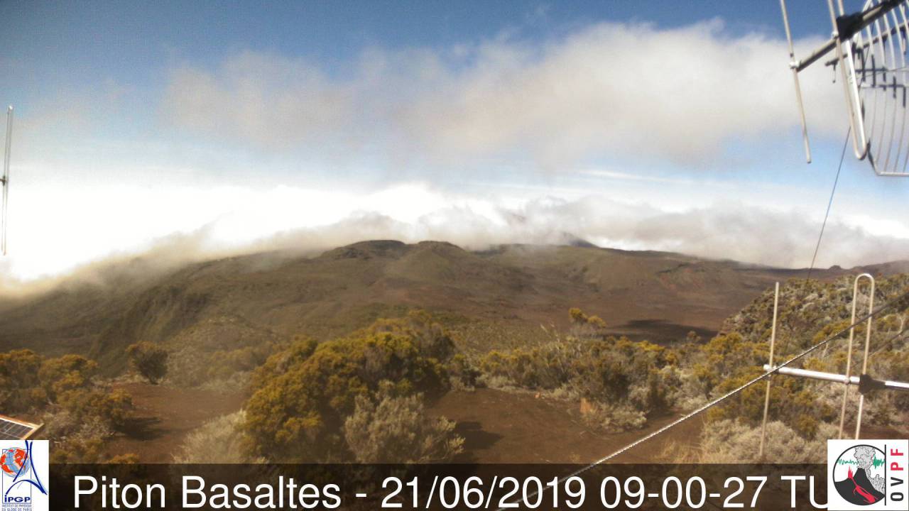 13heures: le soleil perce assez souvent depuis ce matin au volcan mais les températures restent en dessous de 10°. METEO REUNION