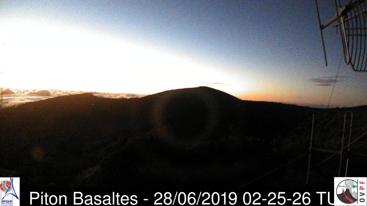 Le jour se lève sur "Sa Majesté" notre volcan. METEO REUNION