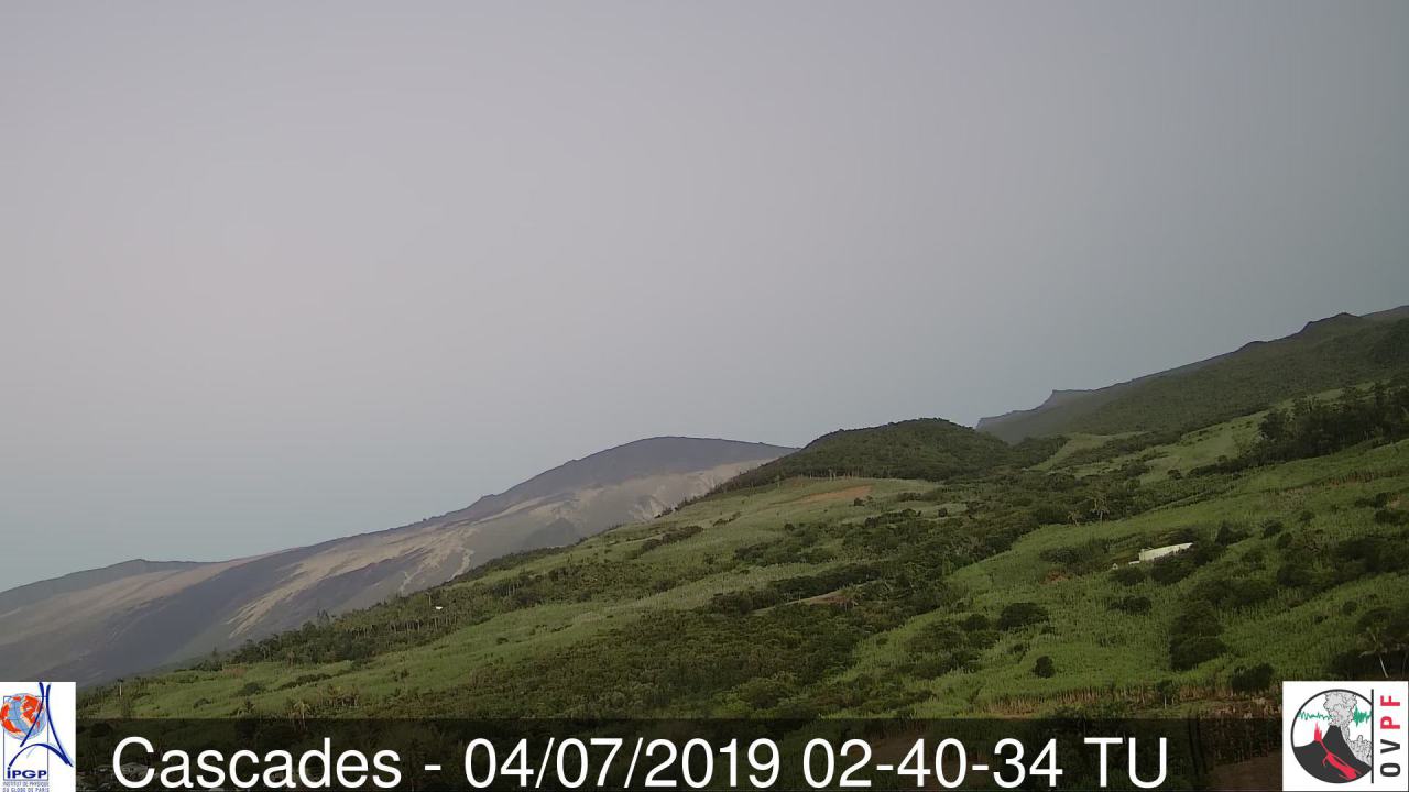 06h40: les pentes Est du volcan au ciel complètement dégagé. Pas si fréquent que ça. METEO REUNION