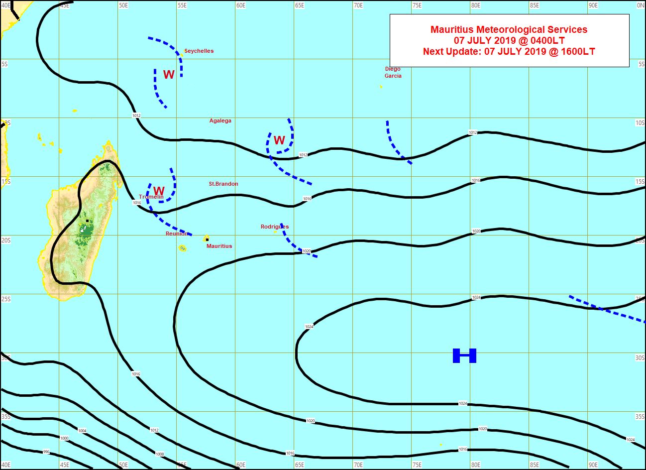 Analyse de la situation de surface ce matin. La ligne d'instabilité juste au Nord de la Réunion est peu active. Les vents sotn faibles à modérés sur la zone. MMS