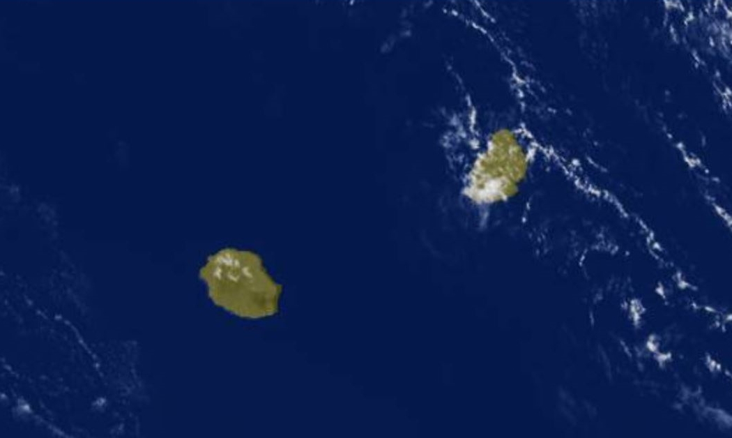 13h15: masse d'air sèche entre les Iles Soeurs. Les sommets de la Réunion sont parfaitement dégagés.