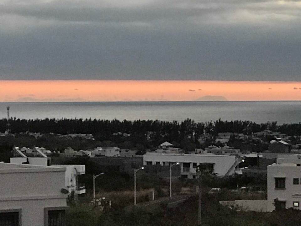 Piton des Neiges et Piton de la Fournaise aperçus depuis Flic en Flac le 05 Août 2019. JALEEL POLIN. Photo prise avec Iphone. "Zéro retouche" ce que me confirme Jaleel.