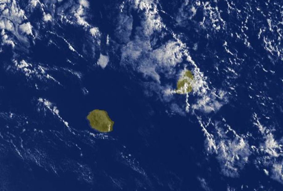 08h30: le soleil donne à la Réunion. A Maurice des entrées maritimes sur la moitié Est.