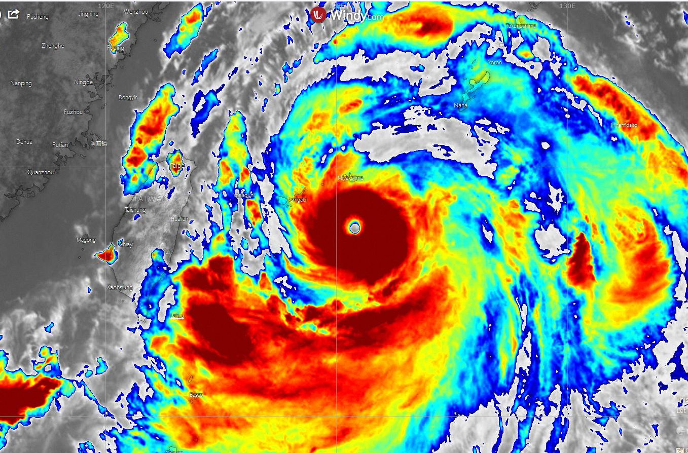 08/06h45 temps universel. Le coeur du cyclone est compacte. Le peit oeil est bien suivi en par les radars.