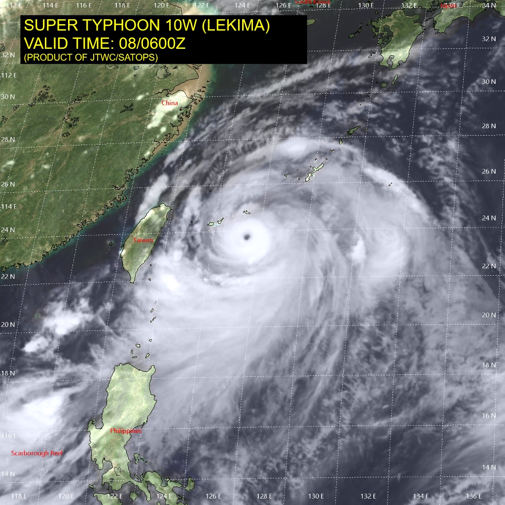 LEKIMA(10W) au maximum de sa puissance, classé au premier stade de Super Cyclone avec des rafales maximales près de l'oeil en mer estimées à 300km/h. Le typhon se trouvait alors à l'Est Nord Est de Taiwan passant près des îles Yaeyama où une rafale de 167km/h et une pression de 961hpa ont été enregistrées. JTWC