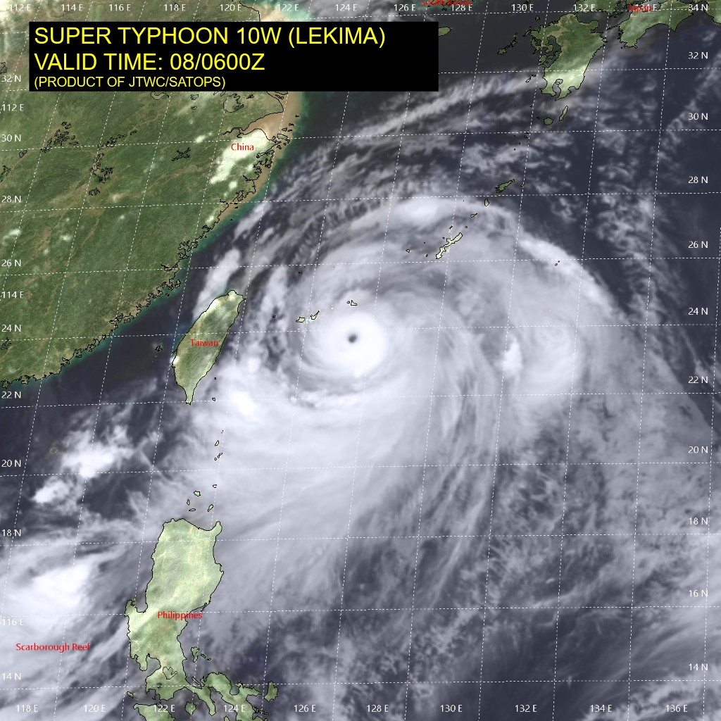 LEKIMA(10W) au maximum de sa puissance, classé au premier stade de Super Cyclone avec des rafales maximales près de l'oeil en mer estimées à 300km/h. Le typhon se trouvait alors à l'Est Nord Est de Taiwan passant près des îles Yaeyama où une rafale de 167km/h et une pression de 961hpa ont été enregistrées. JTWC