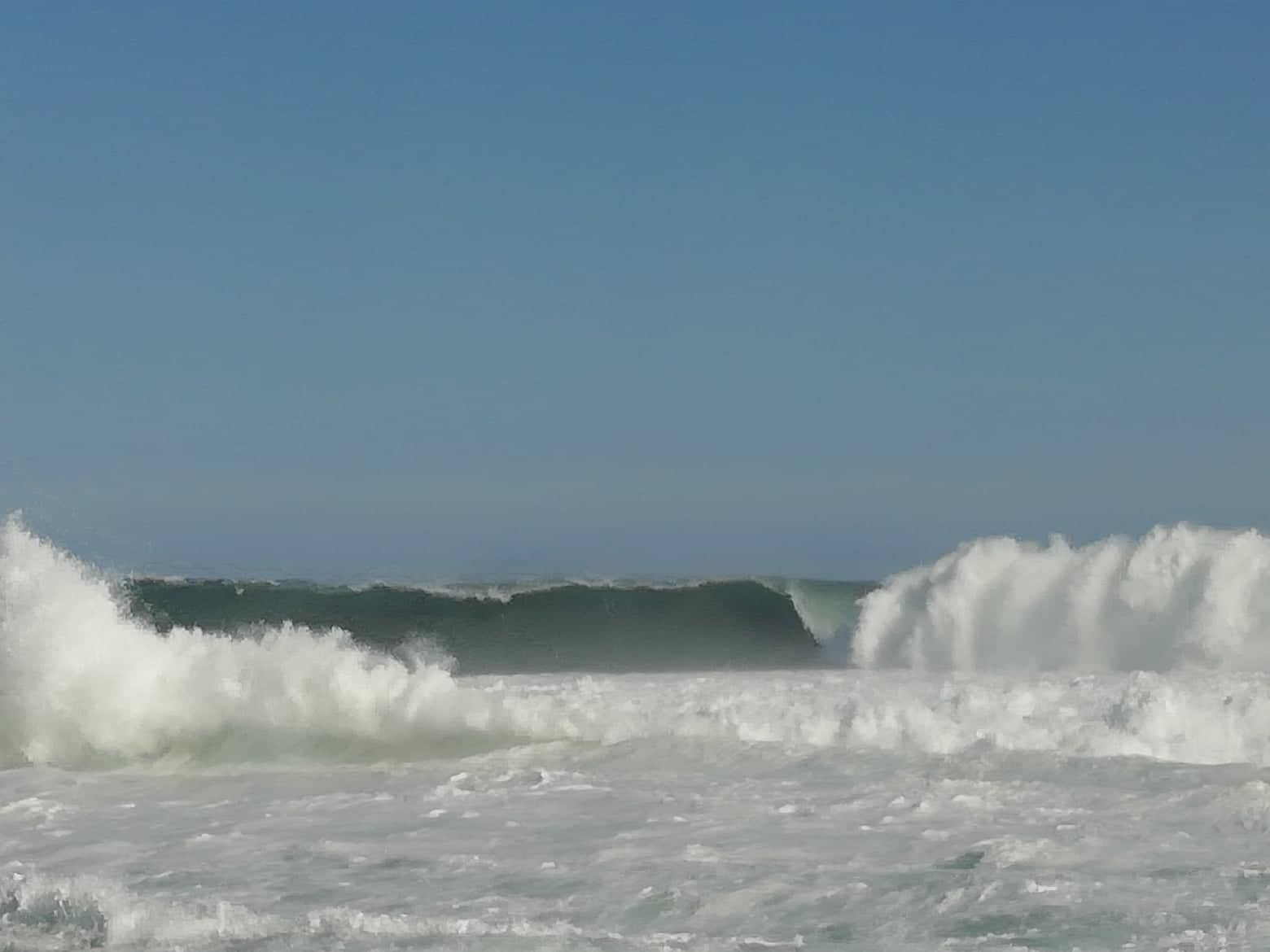 La houle grossissait dans le Port de Saint Pierre cet après midi. Photo de Patrice BLANCHETIERE.