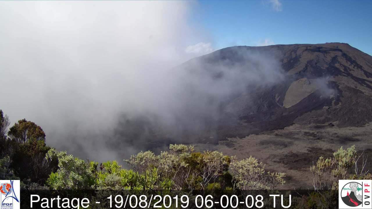 10h05: les nuages gagnent du terrain au volcan. METEO REUNION