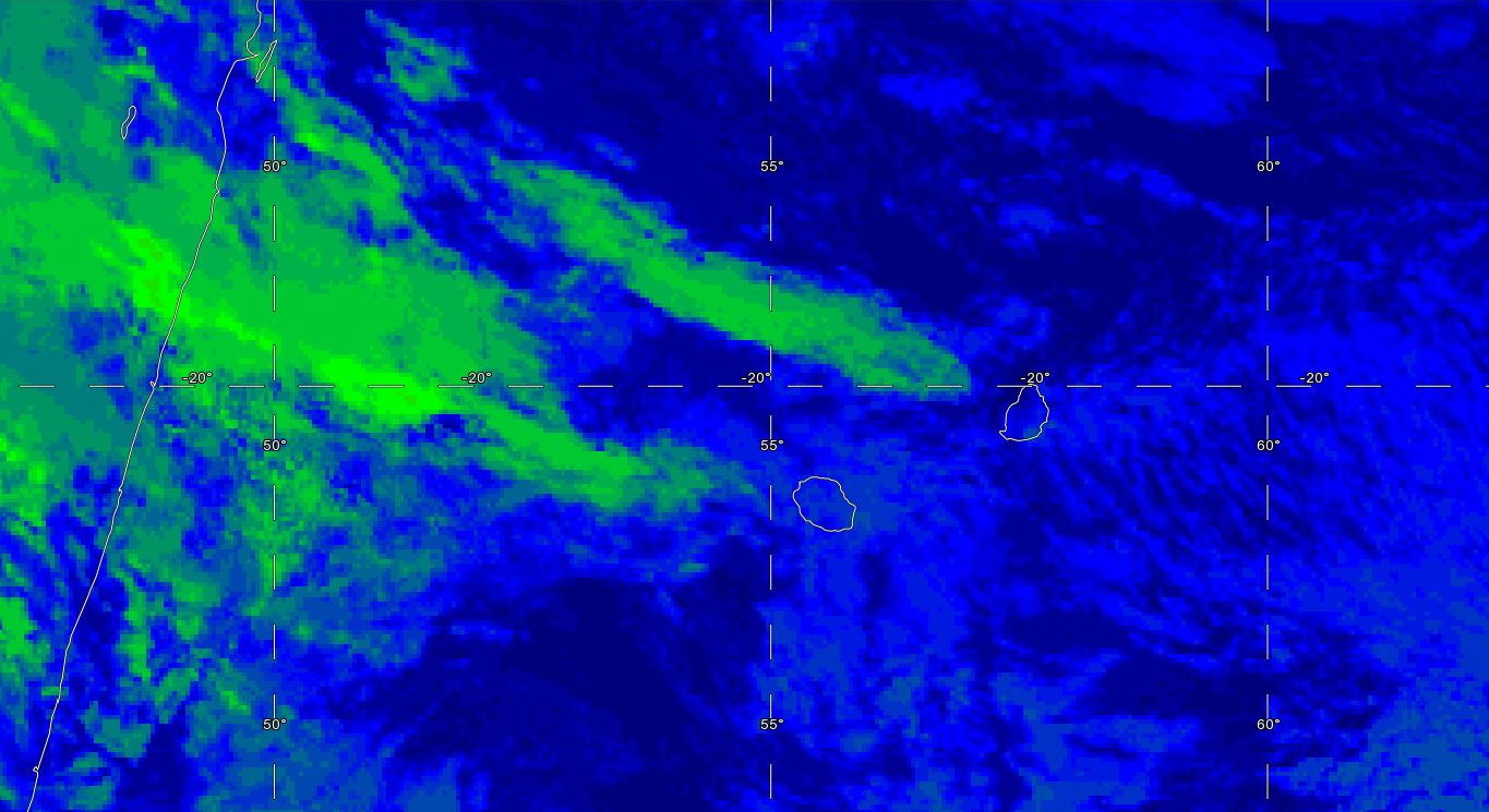 20h: nuages d'alizé à proximité des Iles Soeurs. Des nuages d'altitude( en vert) poussés par les vents en altitude descendent de la côte Est de Mada en direction des Mascareignes.