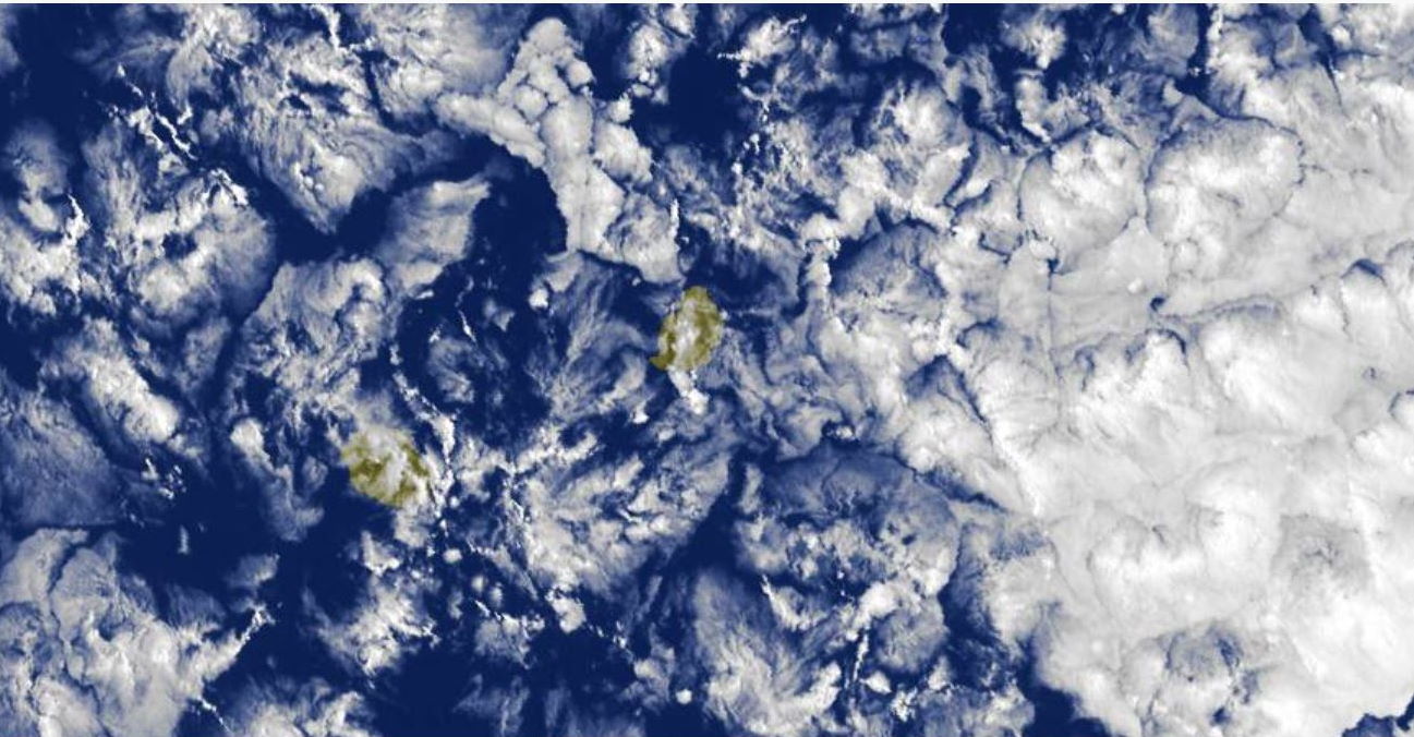 8h30: nombreux nuages d'alizé peu actifs sur la zone des Iles Soeurs. Ces nuages au contact de nos reliefs peuvent donner quelques averses notamment le matin et dans la nuit.