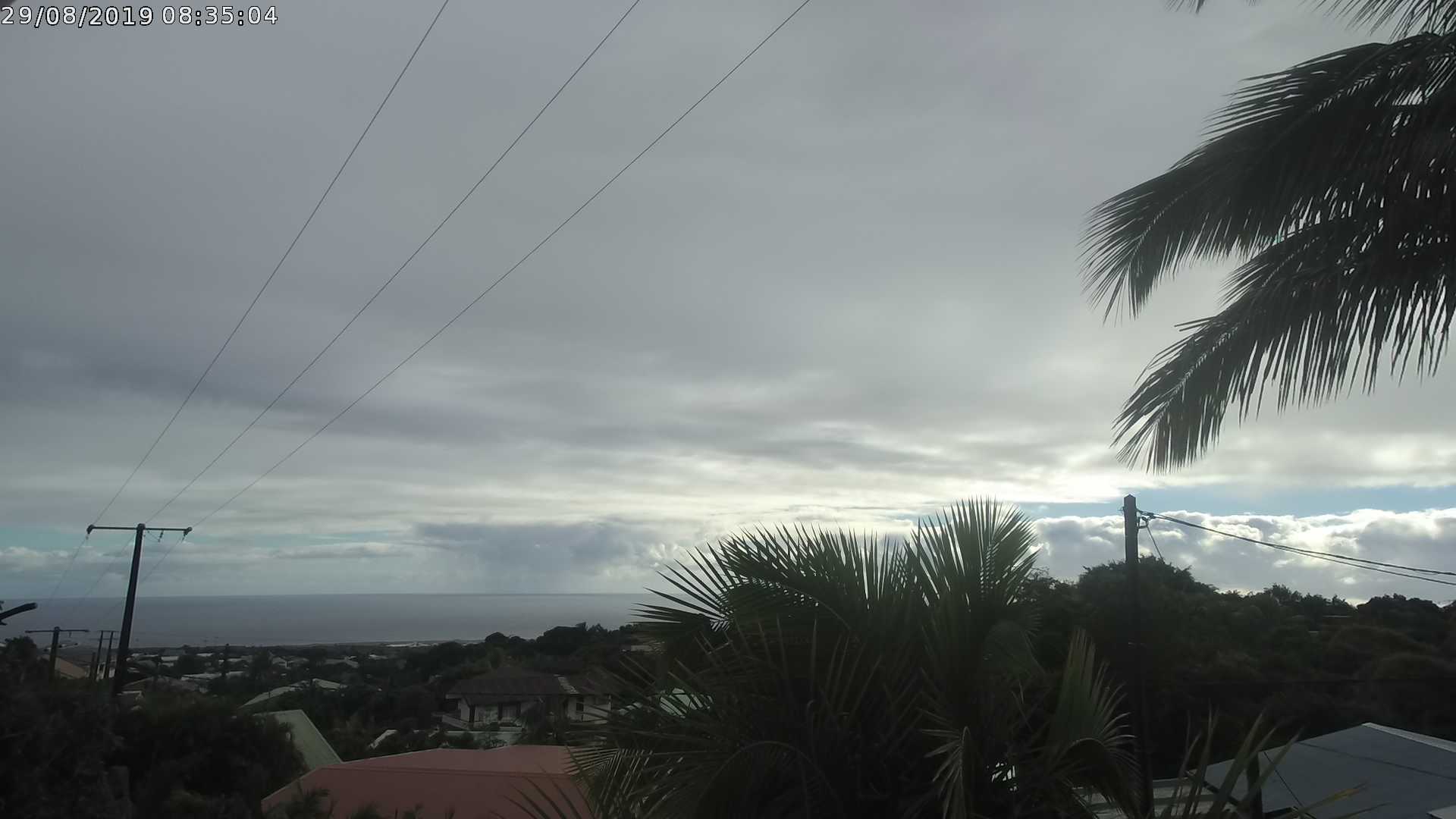 Ciel encore variable avec des averses dans les hauts sur le Nord ce matin. Des éclaircies se développent en matinée. METEO REUNION