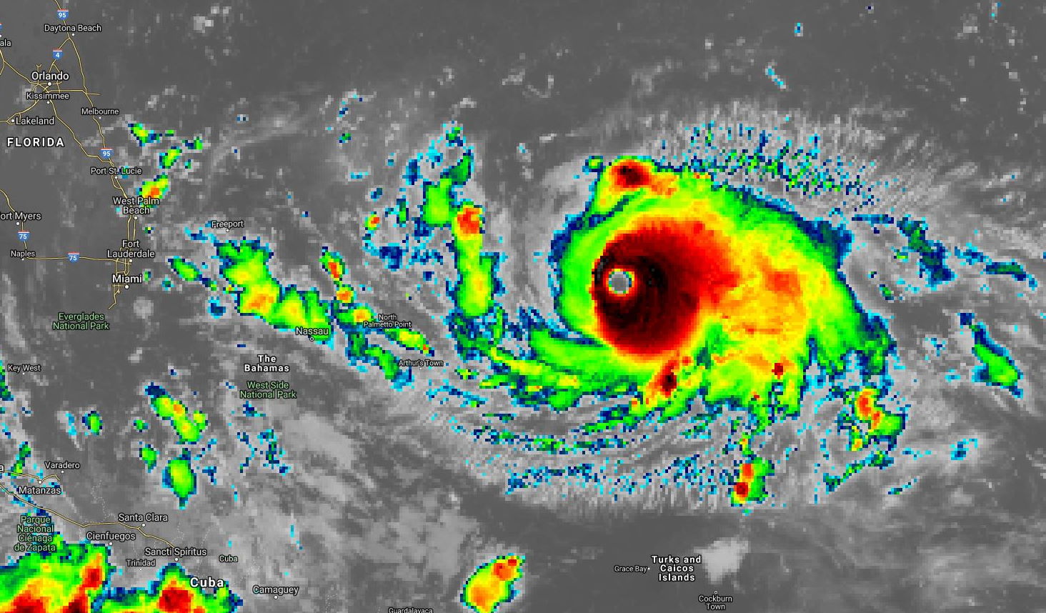 10h temps universel. La partie centrale du cyclone devient encore plus intense étant plus réduite en extension dans la partie Ouest.