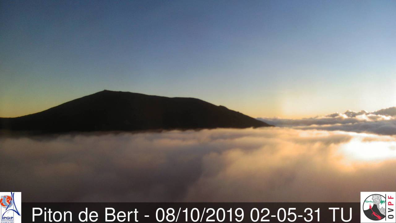 06h05: le sommet du volcan toise fièrement les nuages. METEO REUNION