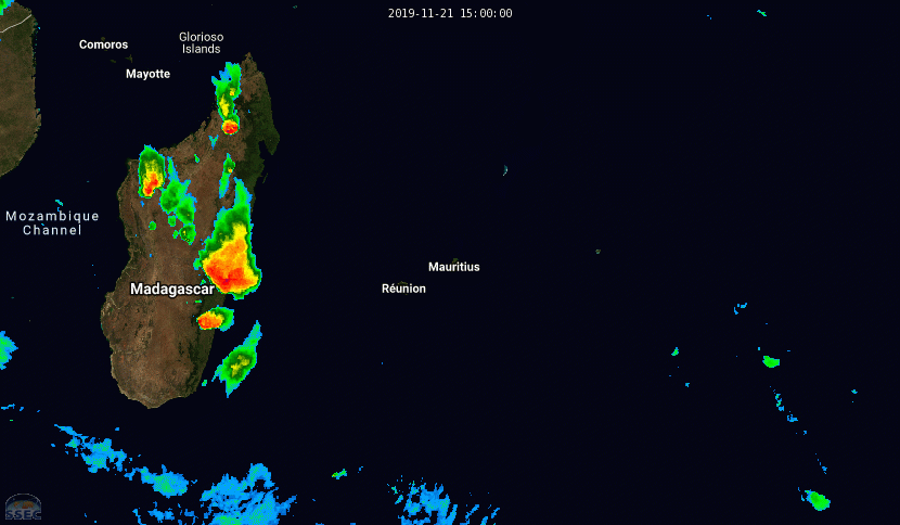 Animation de la nuit jusqu'à 6 heures ce matin. Les orages sur la Grande Ile sont bien visibles tout comme le système frontal à caractère orageux au Sud-Ouest de la Réunion.