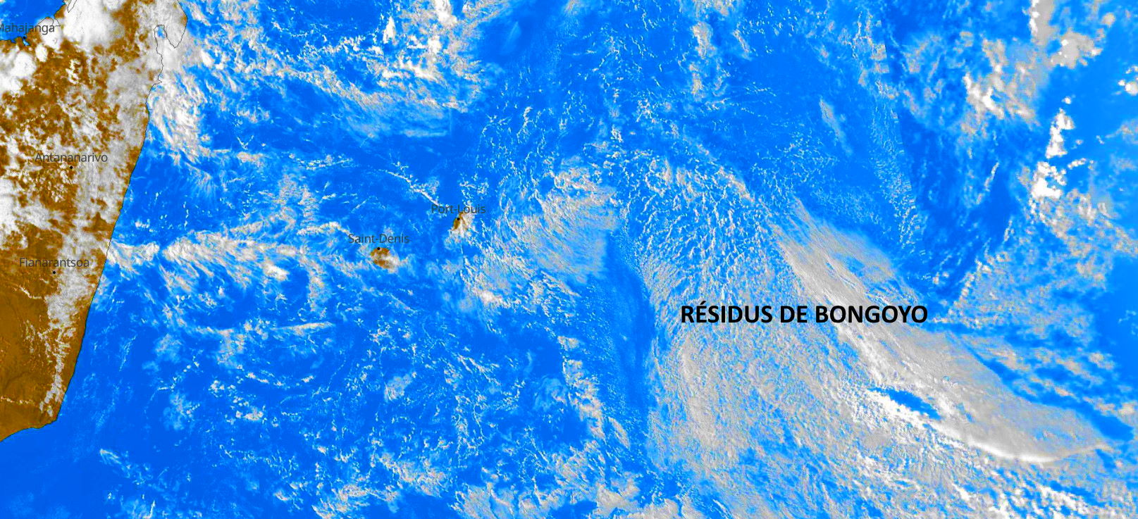 Des nuages charriés par les alizés abordent les régions orientales des ILES SOEURS cette nuit et demain matin. Les résidus de BONGOYO sur la droite de l'image satellite traversent RODRIGUES d'Est en Ouest.