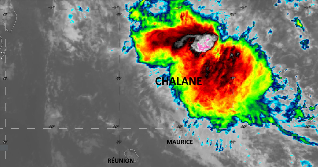 Météosat-8 à 16heures ce Jeudi 24. Des nuages modérément actifs sont proches de MAURICE. Les pluies cycloniques (couleurs vives) sont dans le voisinage de Saint-Brandon.